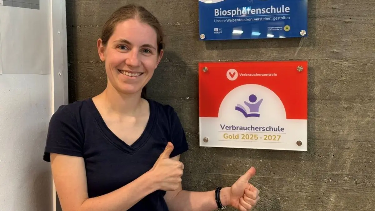 Gymnasium Münsingen. Auch wenn Lehrerin Dorothee Hermann-Helmer stolz auf die Plakette ist – ihr geht es um viel mehr