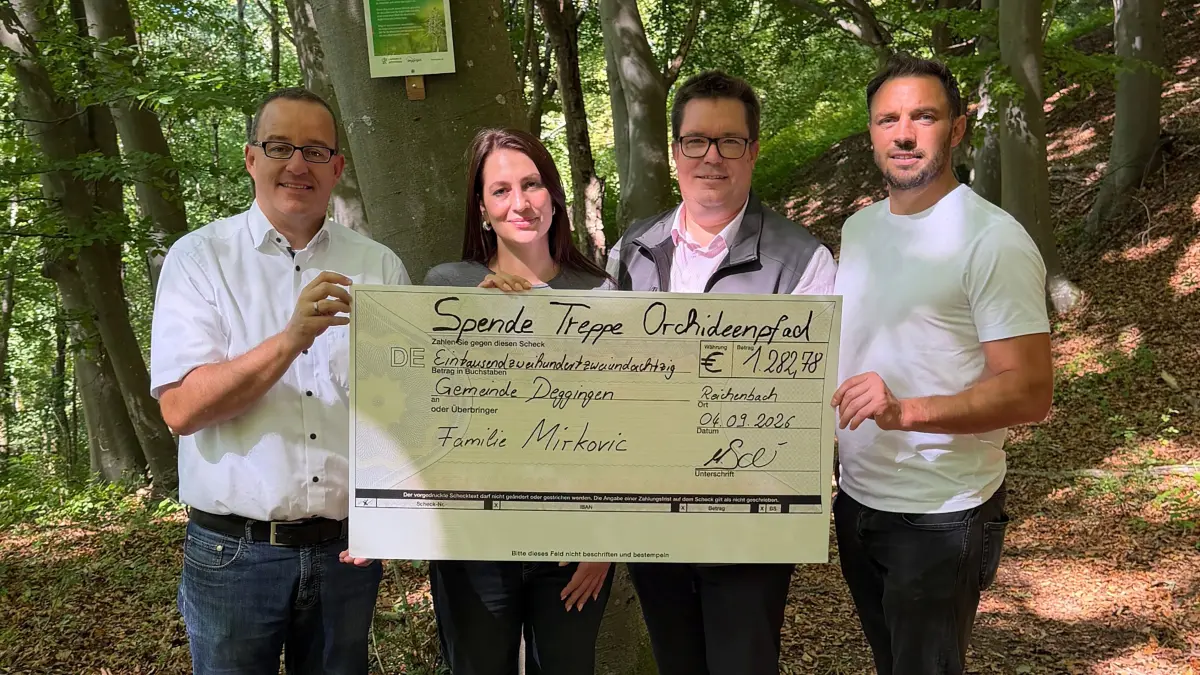 Teil des Löwenpfads Orchideenpfad in Deggingen in Stand gesetzt - Kreiskämmerer und Dezernent Jochen Haas, Maja Mirkovic, Tourismusmanager Florian Pointke und Bürgermeister Markus Schweizer (v.l.n.r.) bei der Einweihung des Jelena-Lichtwegs und der neu gebauten Treppe.