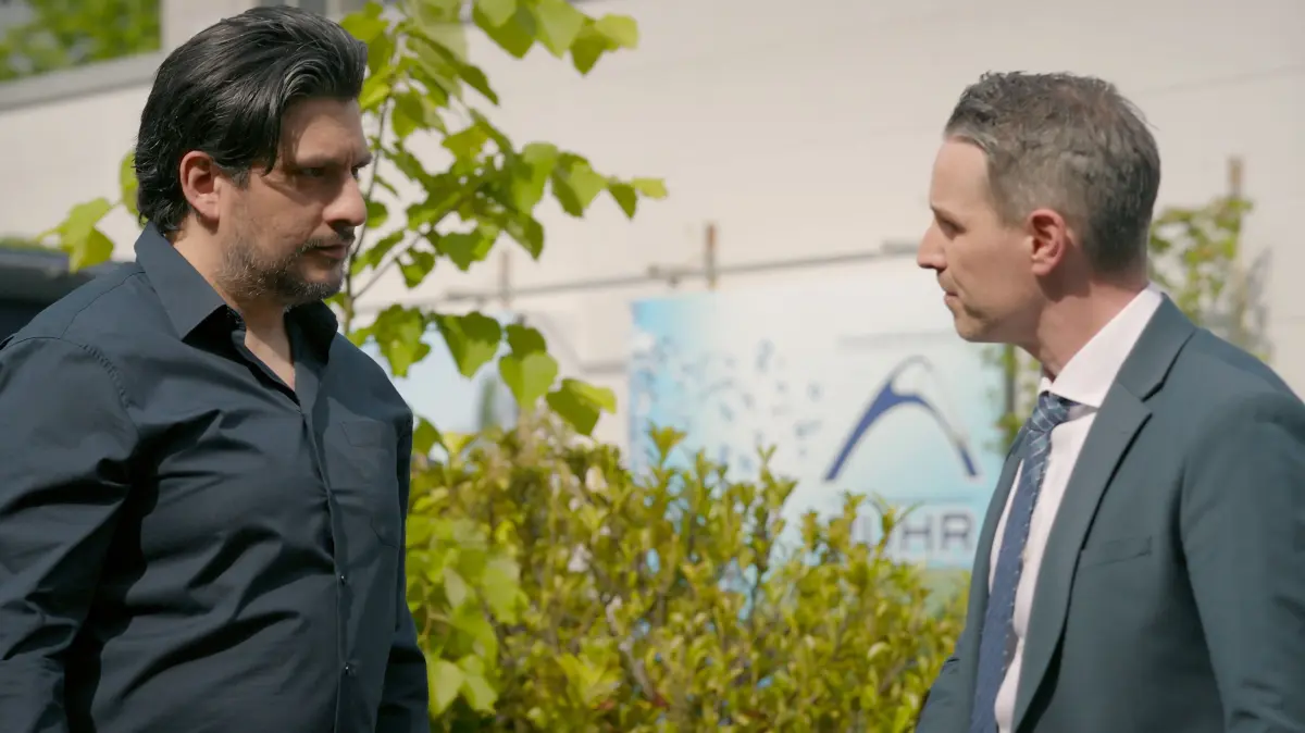 Maximilian (Francisco Medina, l.) besucht Kilian (Marc Dumitru) nachts im Gefängnis.