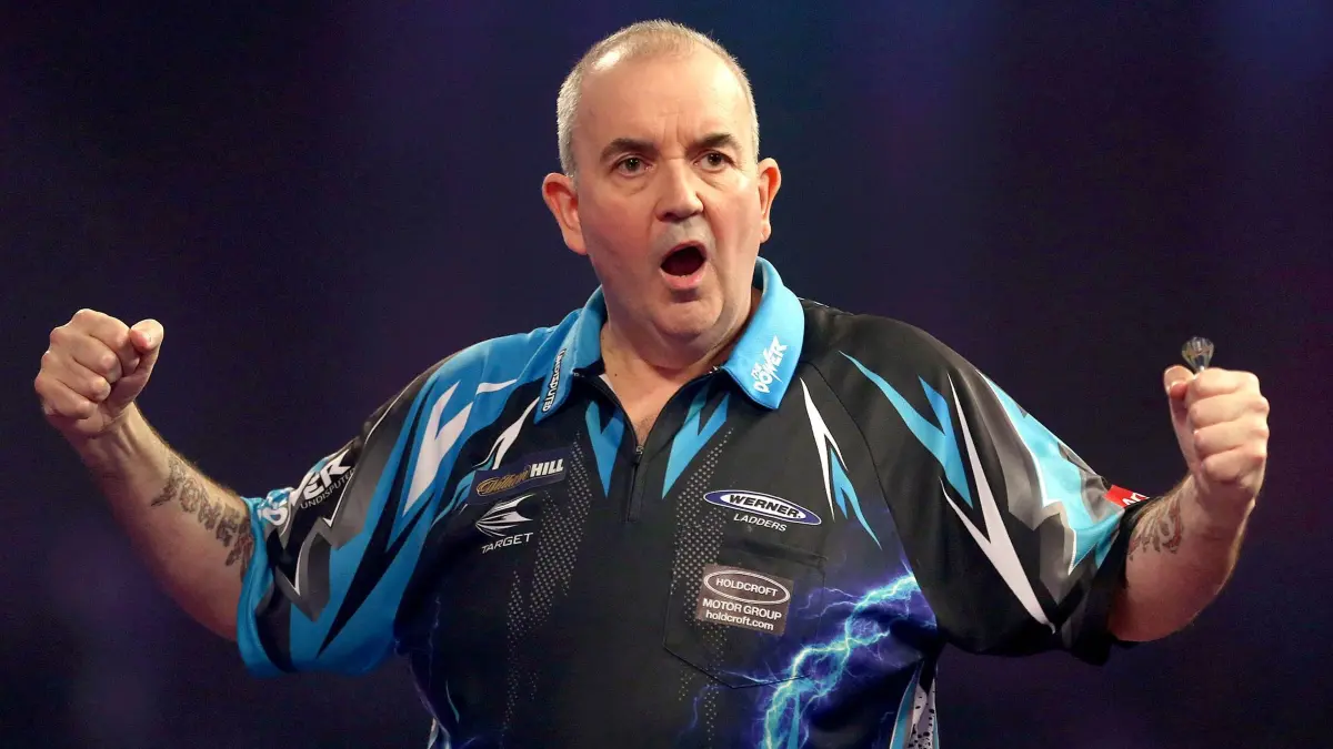 Phil Taylor: Darts-Legende Phil Taylor aus Großbritannien jubelt am 29.12.2016 in London, Großbritannien. (zu dpa: «Darts-Legende Phil Taylor kündigt Comeback an»)