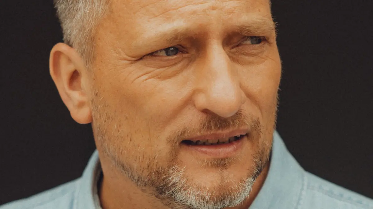 Neustart bei GZSZ: Michi (Lars Pape) lebt jetzt in der Männer-WG.