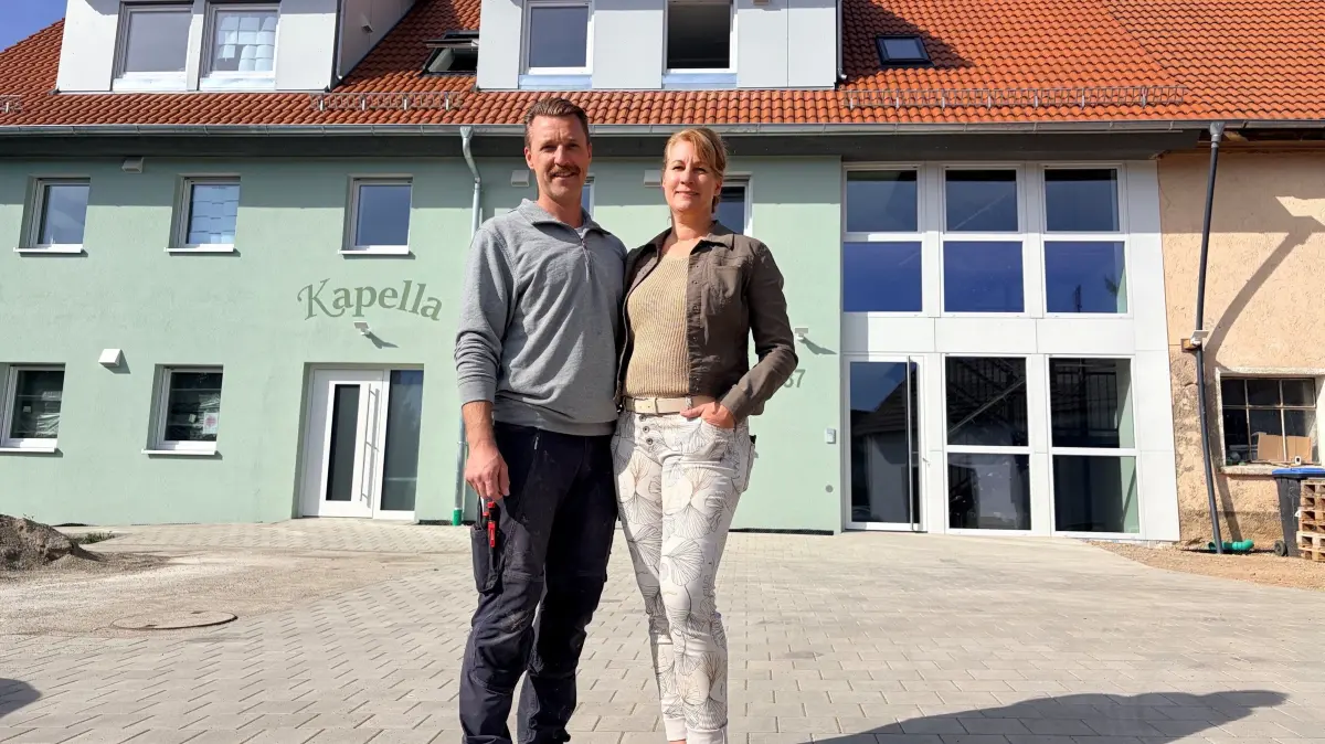 Patrick und Inga Walter vor der sanierten Kapella. Ganz rechts ist ein Teil des ehemaligen Stalls zu sehen. Hier könnten perspektivisch weitere Wohnungen entstehen.