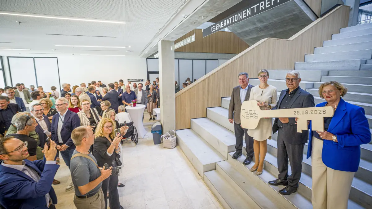 Feierliche Übergabe des HEINERS. Mit OB Katrin Albsteiger, Christian Bernreiter, Bayerischer Staatsminister für Wohnen, Bau und Verkehr sowie EG-Geschäftsführer André Zaman