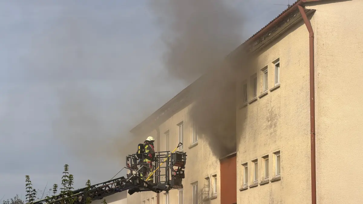 Dunkler Rauch kommt aus dem Wohngebäude in Hechingen.