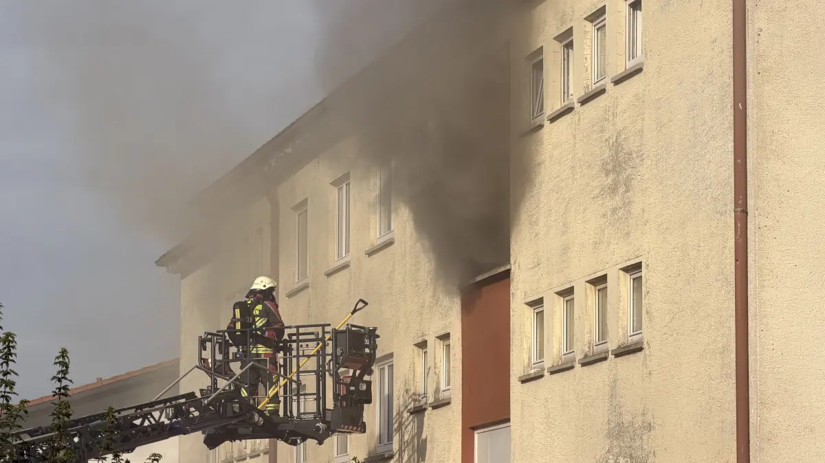 Das Feuer wütet auch im Treppenhaus, von wo dichter Qualm drang.
