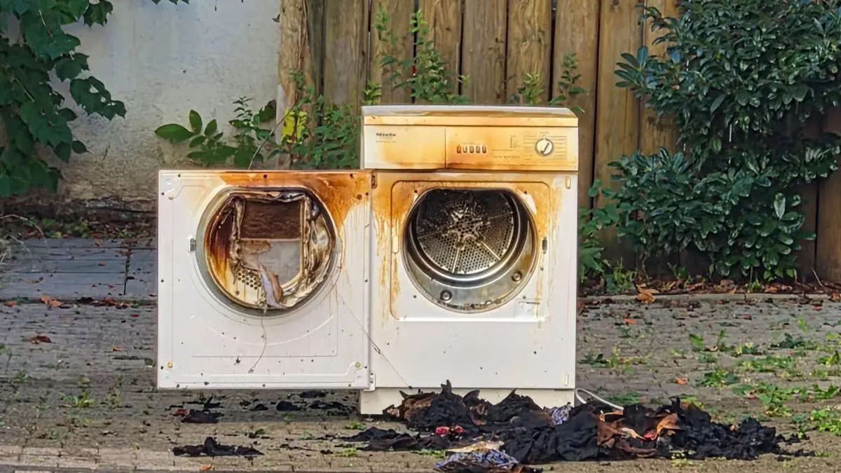 Stuttgart-Zuffenhausen: Brand einer Waschmaschine im Kellerraum:
Aus bislang ungeklaerter Ursache kam es am Dienstagvormittag in der Kirchtalstrasse in Stuttgart-Zuffenhausen zu einem Brand.<br />
Nach ersten Informationen der Feuerwehr geriet im Keller eines Wohn- und Geschaeftsgebaeudes eine Waschmaschine in Brand. Das Geraet wurde durch den Brand so stark beschaedigt, dass es entsorgt werden muss.<br />
In dem Gebaeude befinden sich neben einer Gewerbeeinheit auch zwei Wohnungen. Der entstandene Rauch zog zudem bis in das Erdgeschoss. Die Feuerwehr fuehrte umfangreiche Belueftungsmassnahmen durch.<br />
Nach Abschluss der Einsatzmassnahmen konnten die beiden Wohnungen sowie die Gewerbeeinheit wieder betreten werden. Verletzt wurde nach bisherigen Informationen niemand.<br />
Der entstandene Sachschaden wird nach ersten Schaetzungen auf rund 50.000 Euro beziffert. Die genaue Brandursache ist derzeit noch unklar.