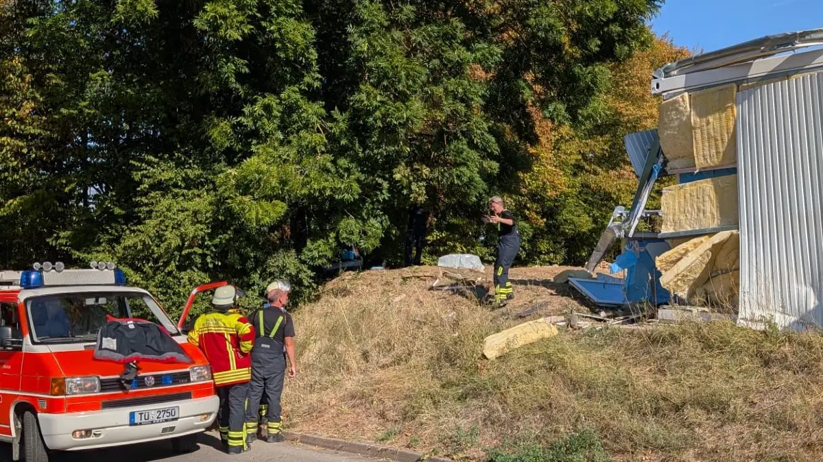 Großeinsatz der Rettungskräfte in Rottenburg: Ein Auto krachte gegen einen Container der Grundschule im Kreuzerfeld.