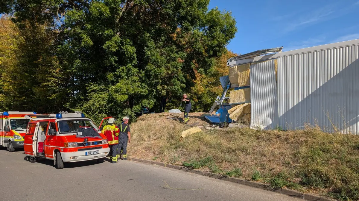 Großeinsatz der Rettungskräfte in Rottenburg: Ein Auto krachte gegen einen Container der Grundschule im Kreuzerfeld.