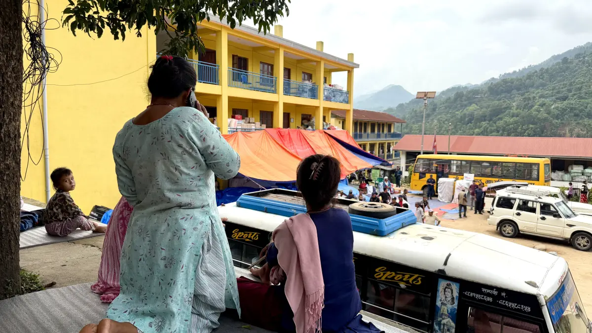 Im Hof der Shree Neelakanta Secondary School in Betrawati, Uttargaya, Nepal. Die Schule ist seit 10.09.2026 wieder geöffnet; und ist weiterhin „Holding Center“ also Verteillager und Auffanglager. Foto: Natalie Mayroth, 19.09.2026