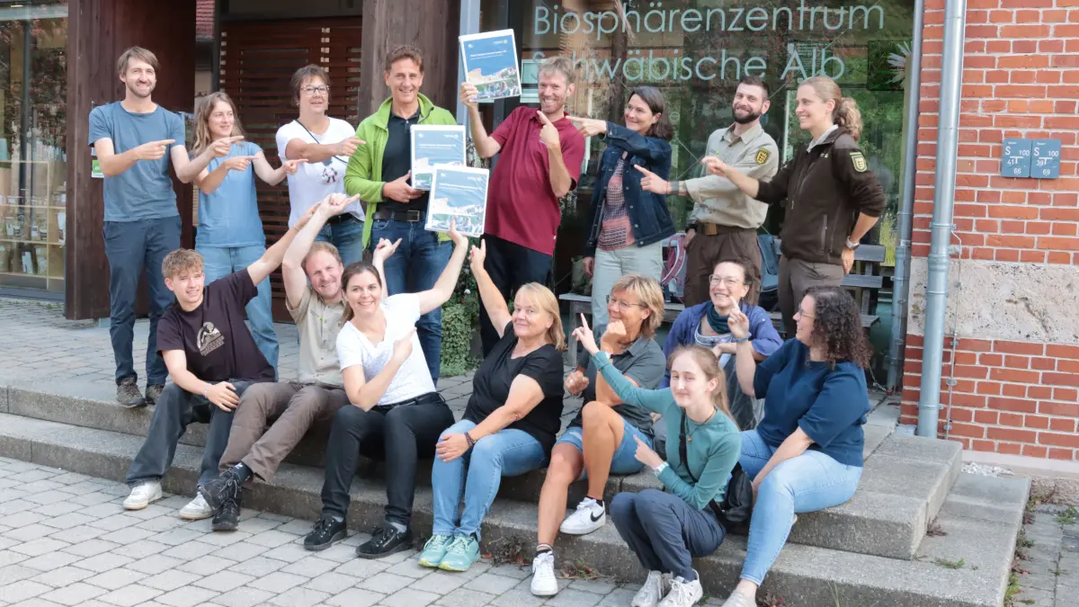 Mitarbeitende der Geschäftsstelle Biosphärengebiet Schwäbische Alb mit dem Antrag auf Unesco-Anerkennung; Fotografie: Geschäftsstelle Biosphärengebiet Schwäbische Alb.
