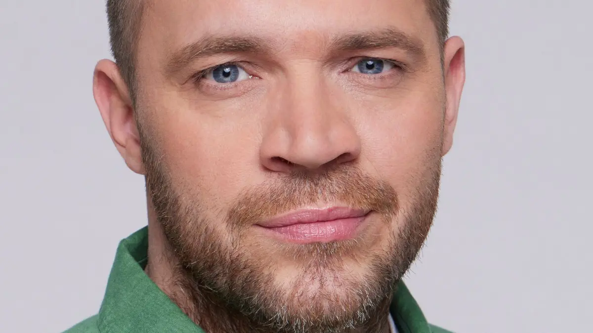 Missgeschick bei GZSZ: Erik (Patrick Heinrich) kann eine Bierexplosion nicht mehr verhindern.