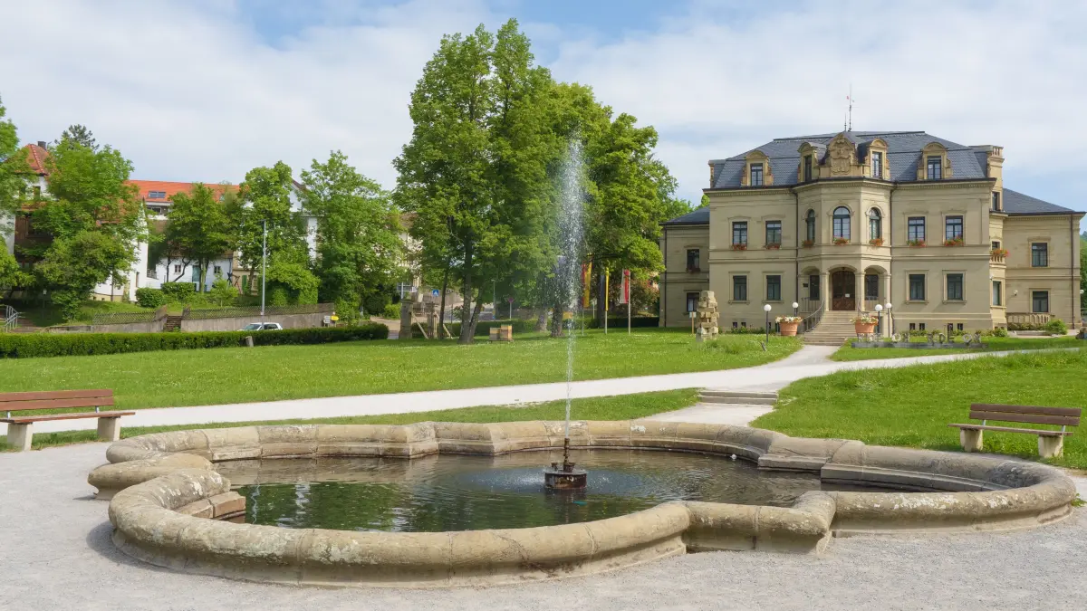 Das Neue Schloss, Sitz der Gaildorfer Stadtverwaltung, mit dem Brunnen des Schlossparks im Vordergrund.