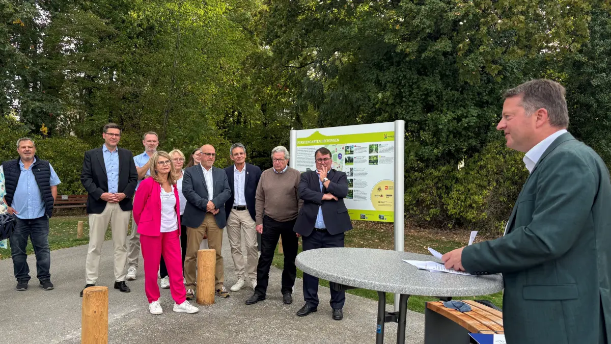 Die Umgestaltung des Fürstengartens ist schon seit einiger Zeit beendet. Zur offiziellen Einweihung des Parks im ziemlich originalen Zustand versammelte Bürgermeister Philipp Hahn (rechts) die Hauptbeteiligten um sich.
