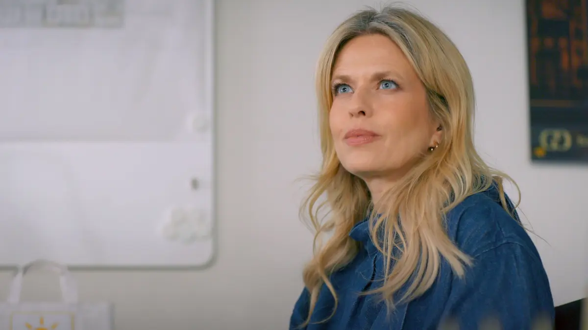 Patrizia (Miriam Lahnstein) muss sich unzufrieden eingestehen, dass ihre emotionale Erpressung nicht funktioniert hat.