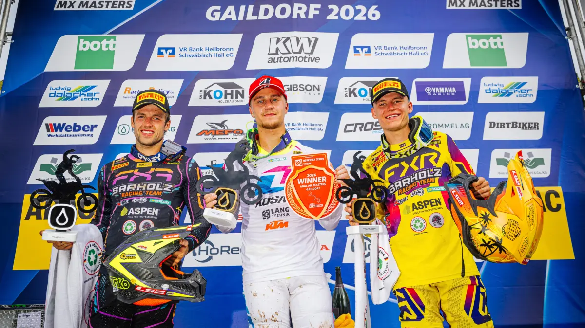 Siegerehrung beim ADAC MX Masters im August in Gaildorf. Auf das Podium vereint (von links): Tom Koch (KTM Sarholz Racing Team) rückte mit seinem zweiten Platz auf der „Wacht“ auf Rang zwei der Gesamtwertung, Masters-Champion und Spitzenreiter Roan van de Moosdijk (Kosak Racing Team) sowie Noah Ludwig (KTM Sarholz Racing Team). ⇥Foto: Archiv/ADAC