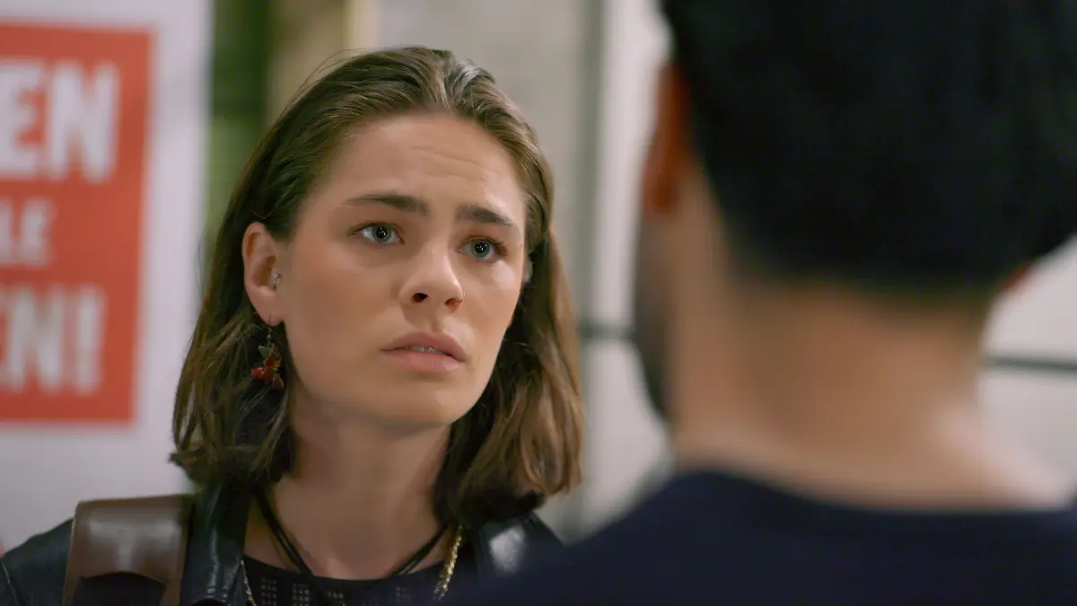 Baris (Metehan Demiröz, Rückansicht) muss erkennen, dass es mit einer einfachen Entschuldigung bei Larissa (Ilka Mahrholz) nicht getan ist.