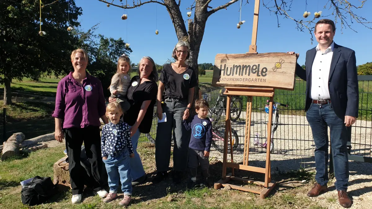 Bürgermeister Wolfgang Schmauder, Leiterin des Kindergartens Birgit Herter mit Erzieherinnen und Kindergartenkindern bei der Eröffnung des Naturkindergartens am Hummele