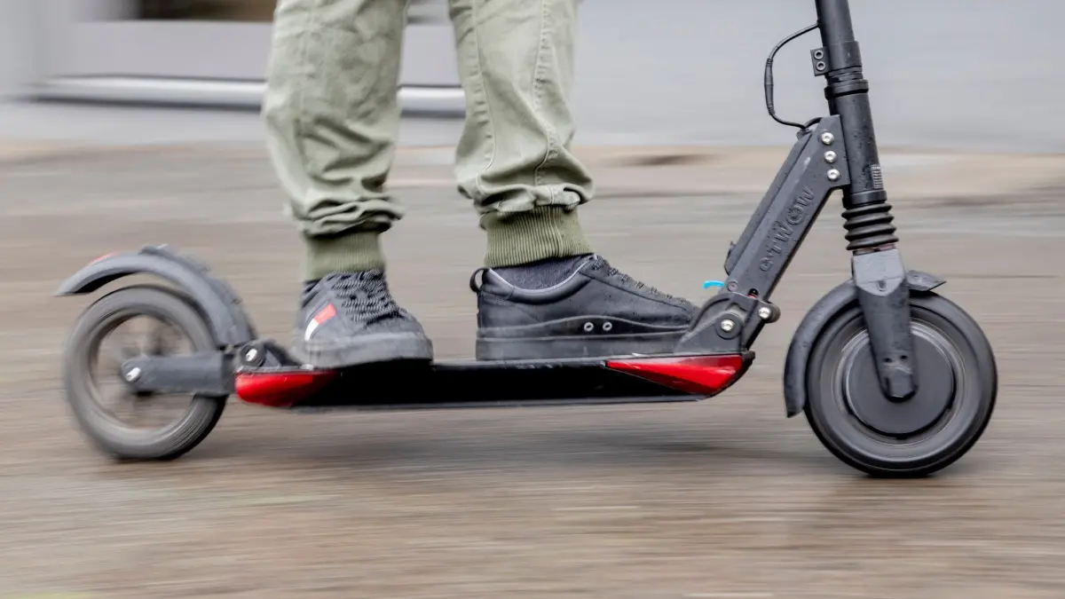E-Scooter: ARCHIV - 16.05.2019, Berlin: Ein Mann fährt mit einem E-Scooter. (Bewegungsunschärfe durch Mitziehen) (zu dpa: «Ohne Helm und Zulassung: Schwerer Unfall mit E-Scooter») Foto: Christoph Soeder/dpa - ACHTUNG: Dieses Foto hat dpa bereits im Bildfunk gesendet +++ dpa-Bildfunk +++