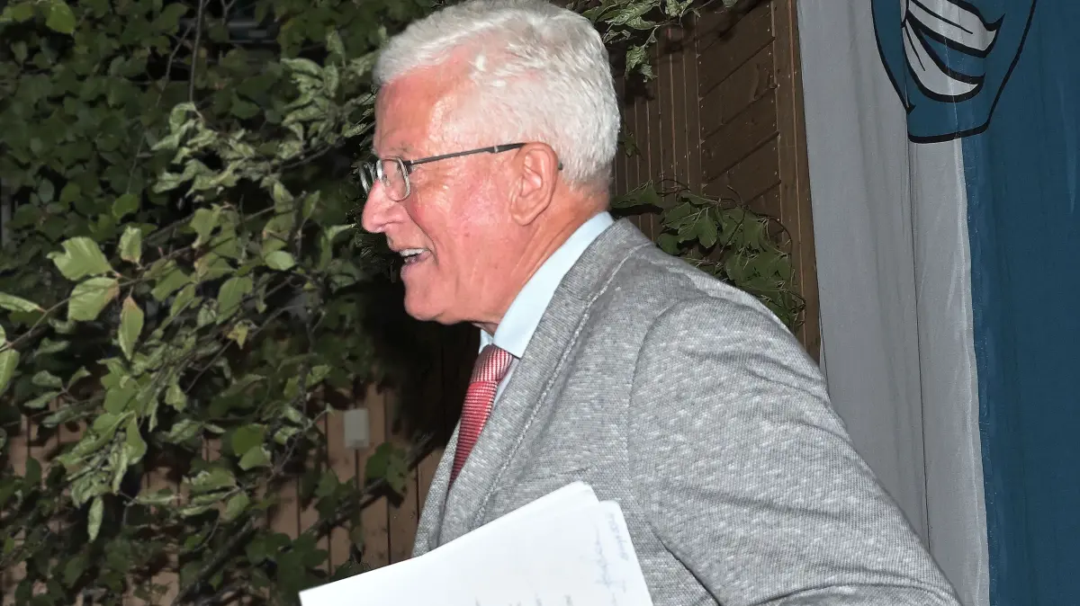 Peter Blötscher, nun Träger der Bürgermedaille, machte sich nach der Laudatio von Bürgermeister Peter Nußbaum sogleich auf den Weg ans Mikrofon - für seine gereimte Dankesrede. Der Pfälzer stand als langjähriger Elferratspräsident in Lichtenstein früher oft in der Bütt.