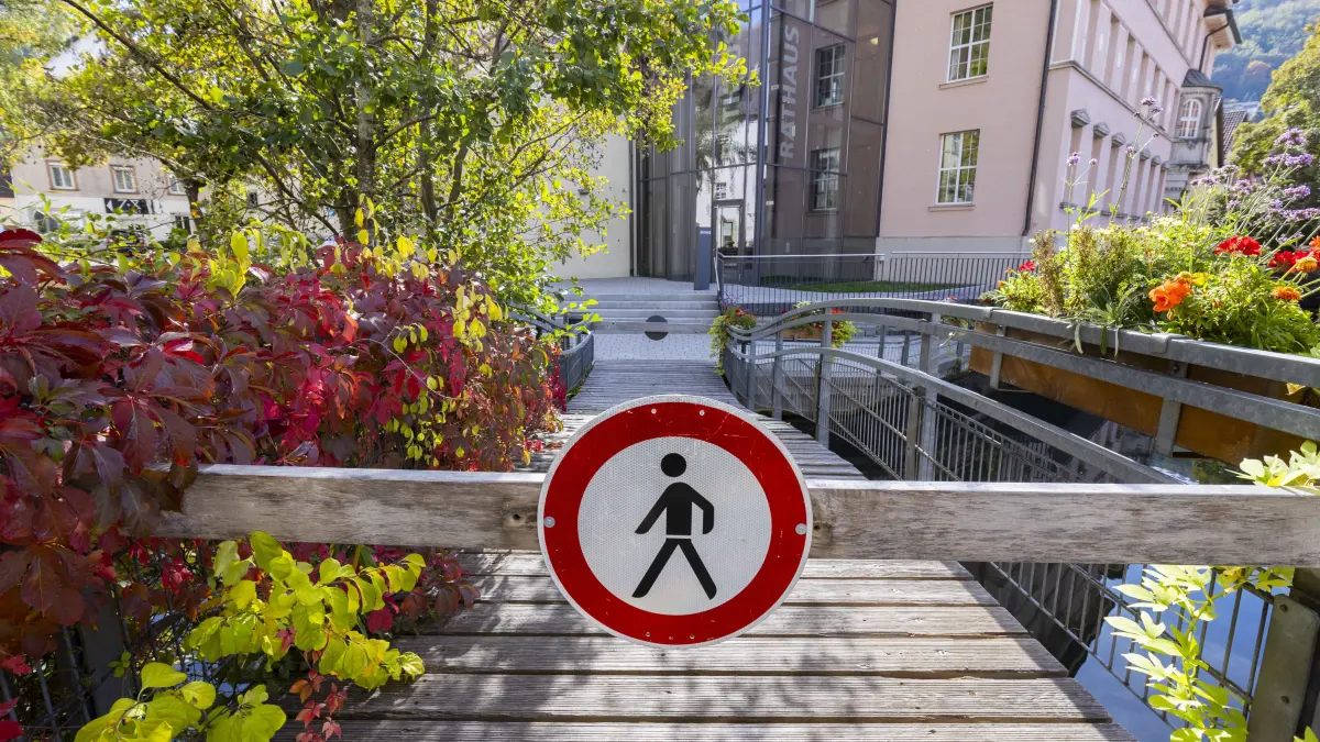 Geislingen, Steg beim Rathaus/Schwanenteich derzeit gesperrt