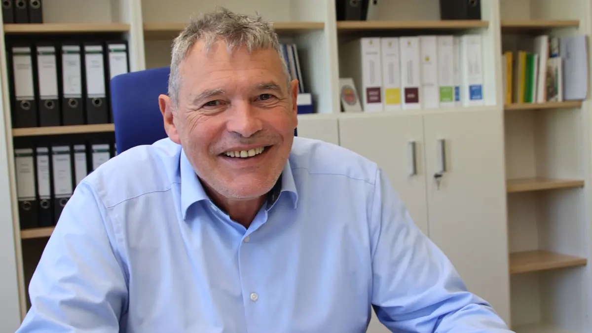 Jörg Steuler an seinem letzten Arbeitstag als Sozial- und Baubürgermeister der Stadt Crailsheim. Die Unterlagen, die er auf seinem ansonsten leer geräumten Schreibtisch vor sich liegen hat, muss er noch bearbeiten. Dann gibt’s noch zwei letzte Termine, bevor er in den Ruhestand geht.