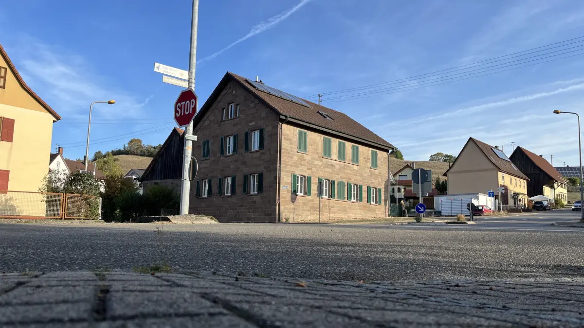 Die Mühlheimer Ortsdurchfahrt wird saniert. Ein Kreisverkehr an der Kreuzung Richtung Empfingen war eigentlich schon aus dem Rennen. Nun kommt er erneut ins Spiel. Dazu wäre allerdings Grunderwerb von der evangelischen Kirchengemeinde nötig. Das Pfarrhaus steht sehr nah an der Straße.