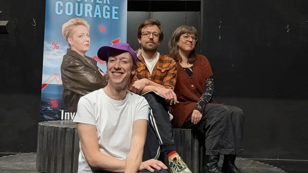 Das Courage-Team, von links: Die musikalische Leiterin Jan Anna Werge, Regisseur Sascha Flocken und Kostümbildnerin Paula Mierzowsky