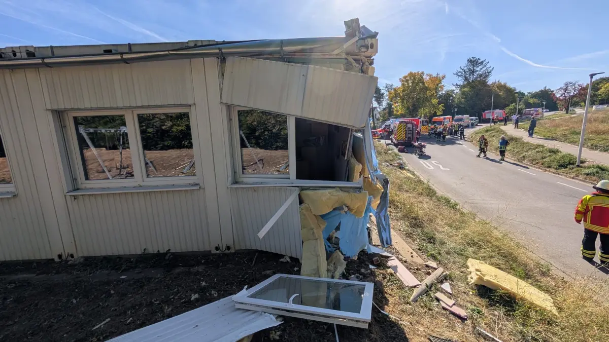 Der Container, in dem Kinder der Grundschule im Kreuzerfeld unterrichtet werden, nach dem Unfall. Feuerwehr und DRK sind mit einem Großaufgebot im Einsatz.