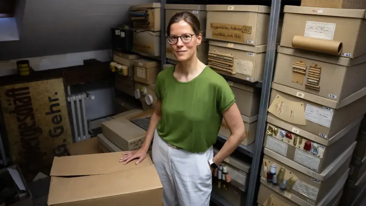 Von der Volontärin zur Interimsleiterin zur Chefin: Daniela Übelhör - hier nicht im Museum sondern im Stadtmuseums-Depot im Haeringhaus