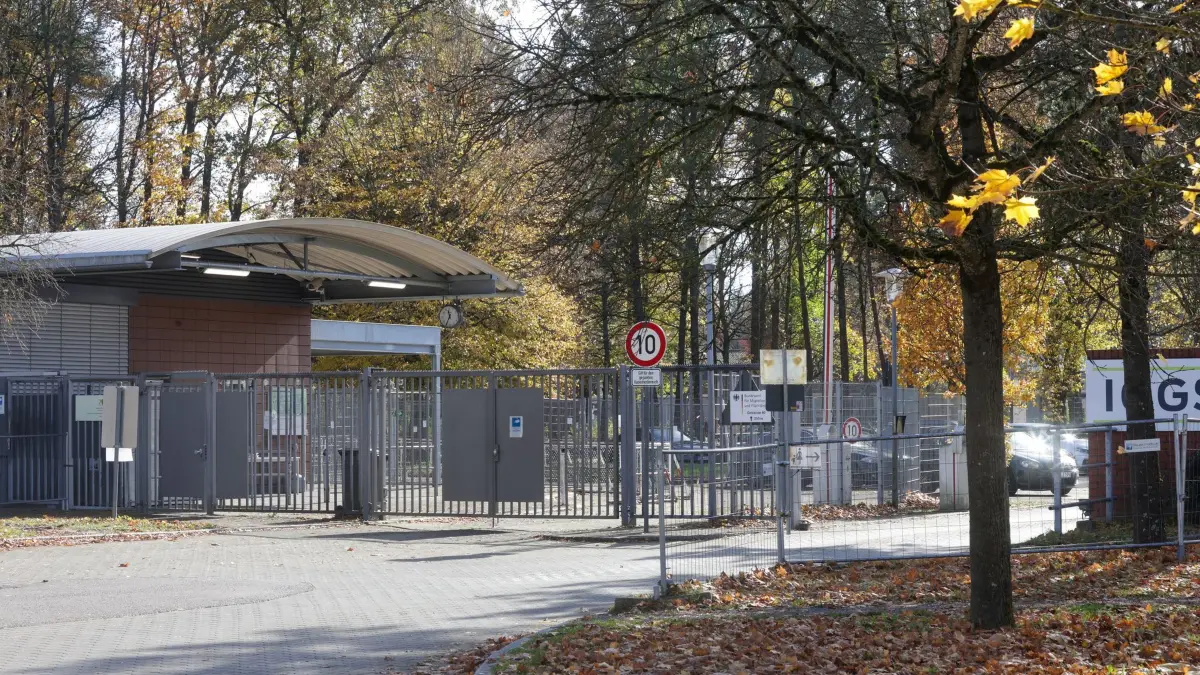 Soldaten wieder in Sigmaringen: ARCHIV - 29.10.2025, Baden-Württemberg, Sigmaringen: Der Einfahrtsbereich zur ehemaligen "Graf–Stauffenberg–Kaserne" in Sigmaringen. (zu dpa: «Stillgestanden war gestern – Soldaten wieder in Sigmaringen») Foto: Thomas Warnack/dpa +++ dpa-Bildfunk +++