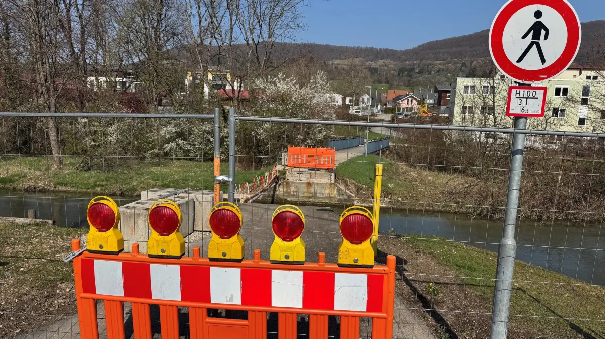 Dettingens Bürgermeister Felix Schiffner hat rasch gehandelt: Die Brücke über die Erms wird saniert und soll Ende des Jahres fertig sein.
