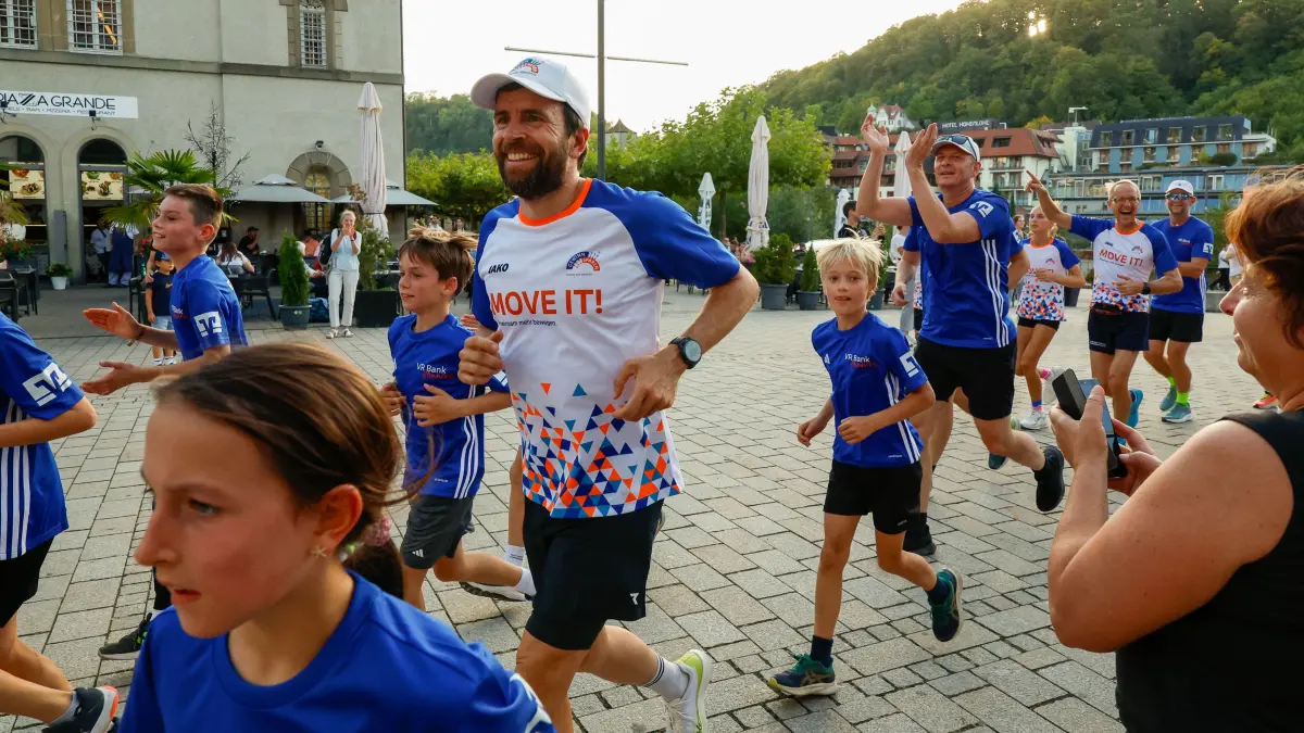 Move IT Aktion bei der VR-Bank mit der TSG Schwäbisch Hall und Extremsportler Jonas Deichmann