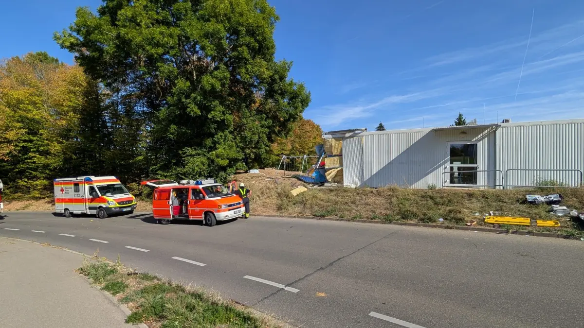 Großeinsatz der Rettungskräfte in Rottenburg: Ein Auto krachte gegen einen Container der Grundschule im Kreuzerfeld.