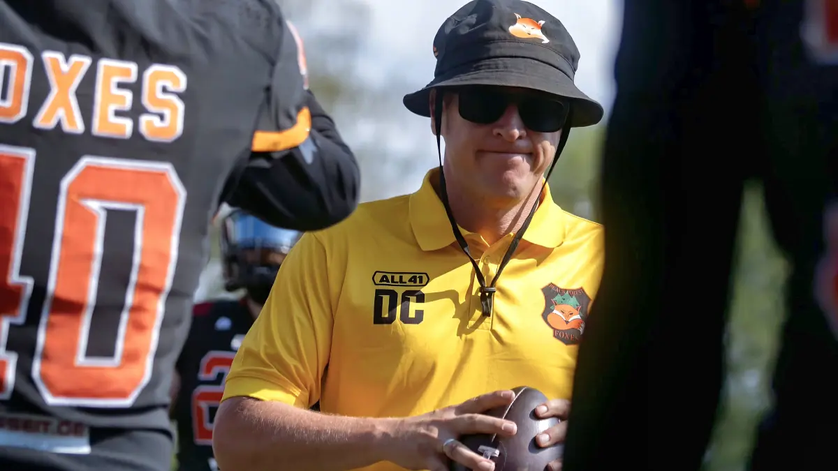 Ein neues Shirt muss her: Andre Kuch ist nicht mehr Defensive Coordinator (DC) der Foxes. Der 43-Jährige hat den Football-Landesligisten nun als Headcoach übernommen.