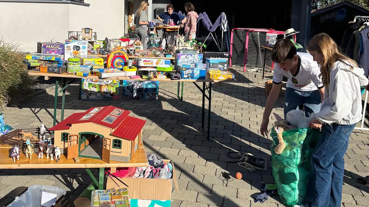 Garagenflohmarkt mit Flohmarktcafé in Türkheim, veranstaltet von den Vereinen Türkheim aktiv und Sängerbund Türkheim.