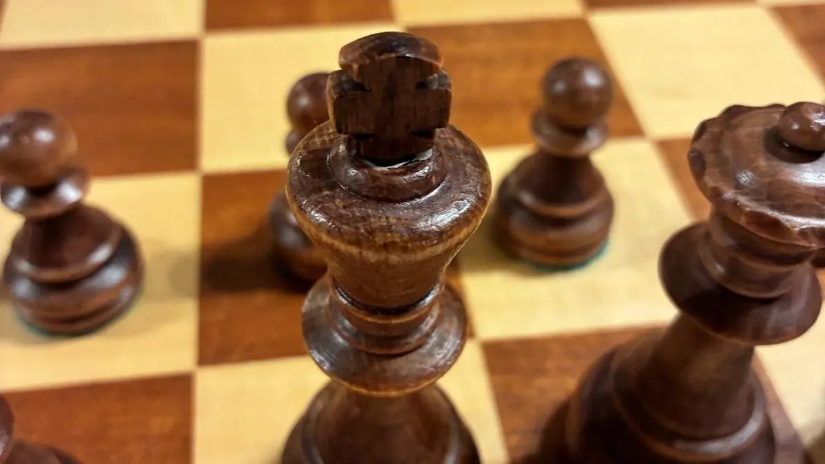 Noch liegt das freie Feld vor den Spielern. Schon bald geht es um Materialgewinn und Strategie.