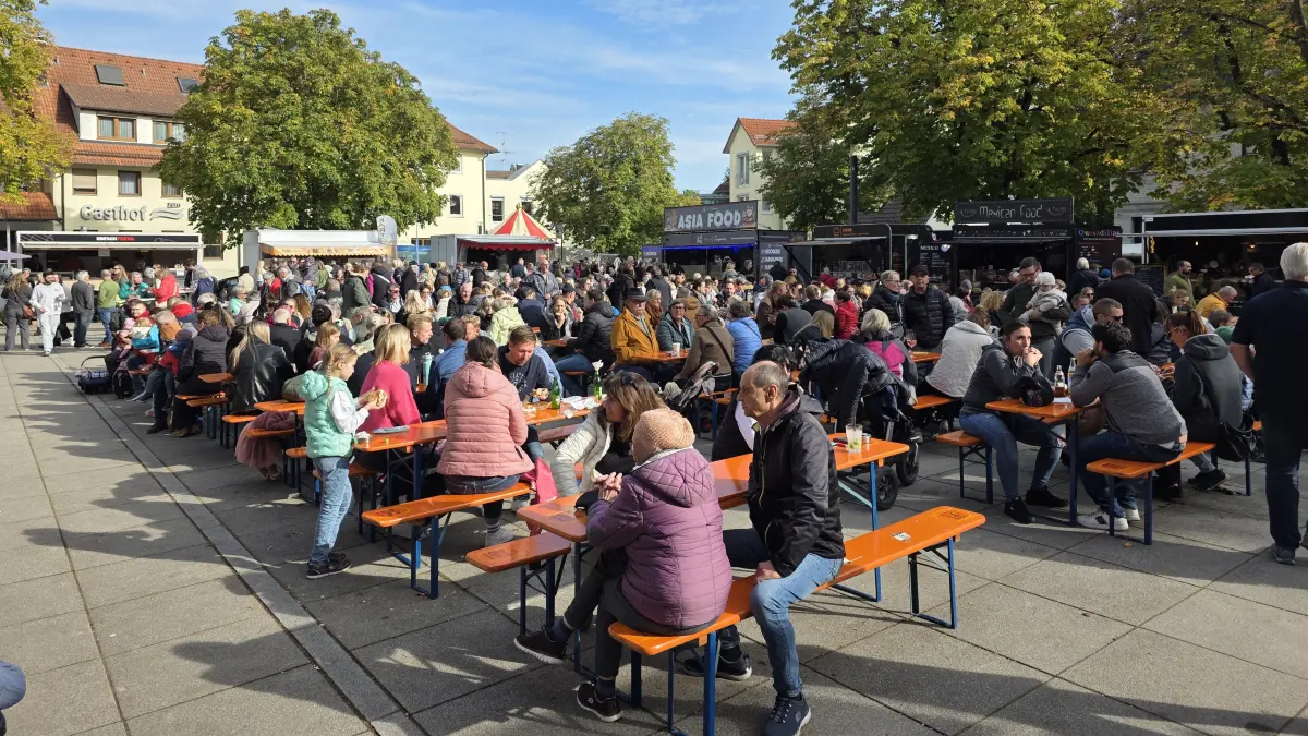 Street-Food-Markt auf dem Burghof in Langenau im Jahr 2025