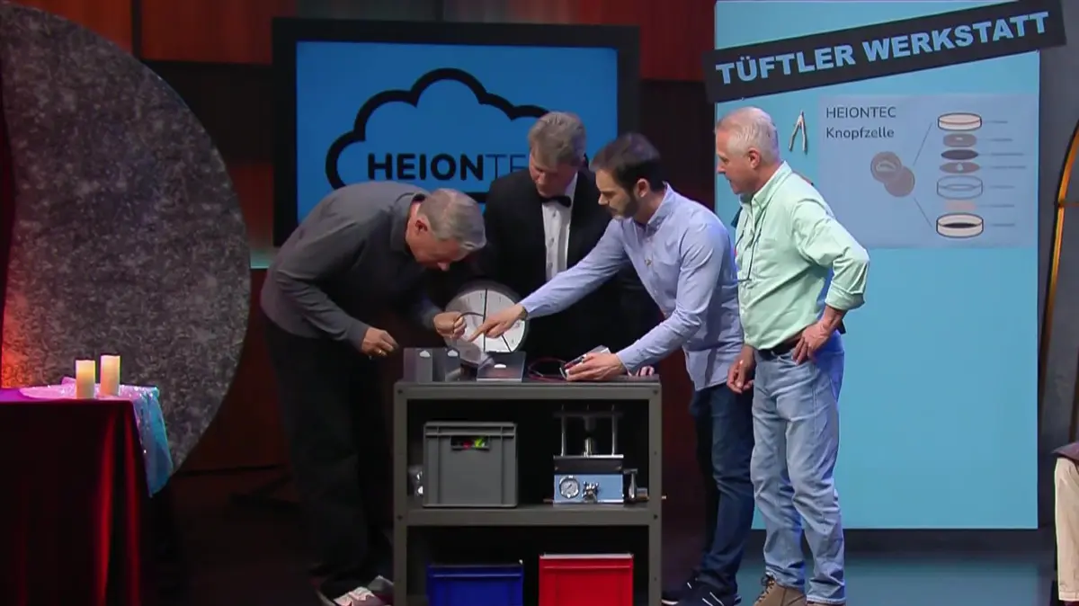 Löwe Frank Thelen sieht sich HEIONTEC genauer an.