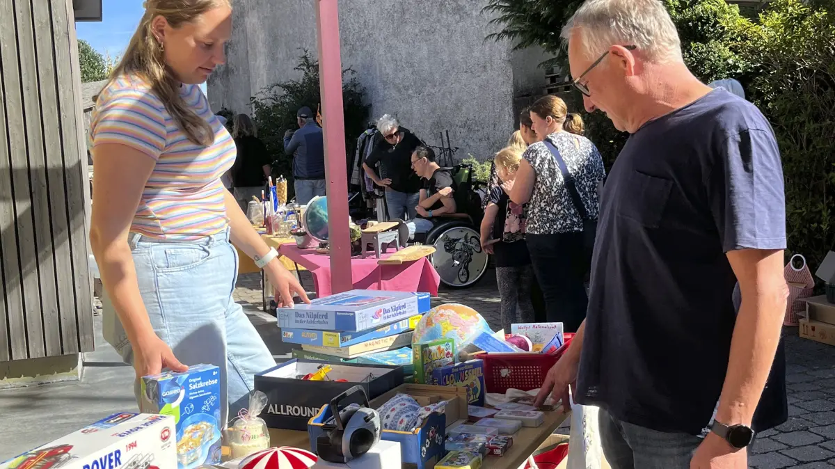 Garagenflohmarkt mit Flohmarktcafé in Türkheim, veranstaltet von den Vereinen Türkheim aktiv und Sängerbund Türkheim.