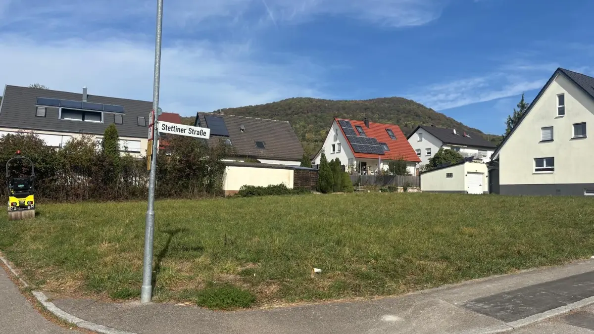 Anwohner sehen es kritisch: In der Stettiner Straße in Dettingen entsteht nach dem Bauturbo ein dreigeschossiges Mehrfamilienhaus.