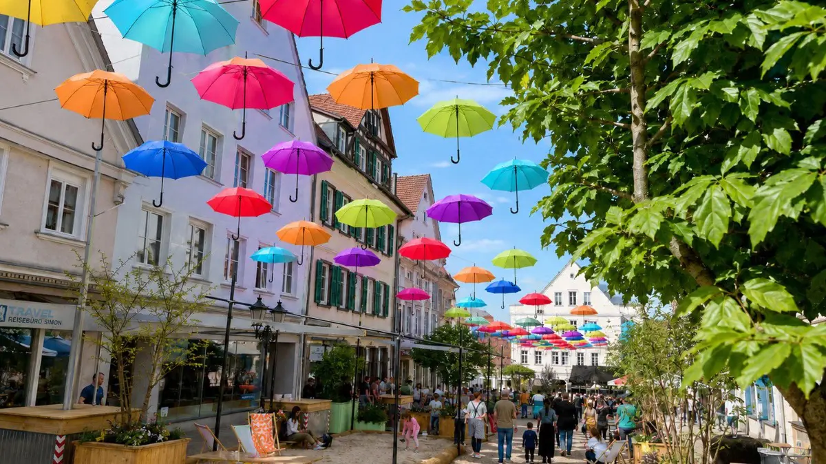 Bunte Regenschirme statt Lampions: So soll der Stadthimmel über dem Marktplatz im Jahr 2027 aussehen. Doch erst einmal wir die Deko winterlich.