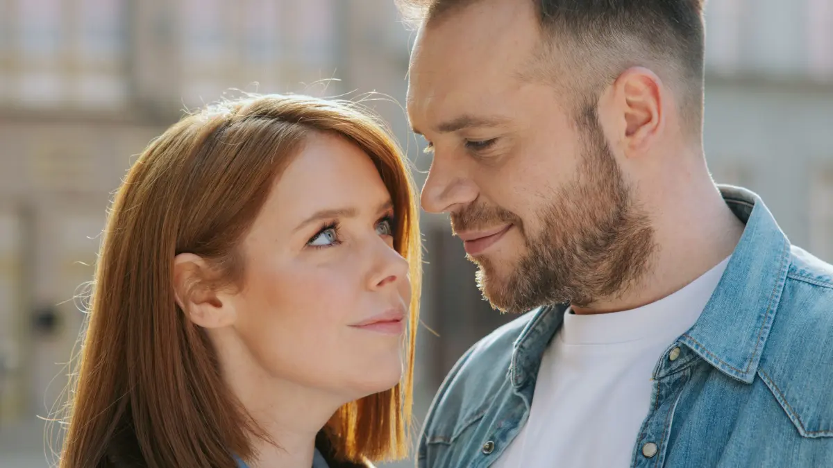Nach Trennung bei GZSZ: Toni (Olivia Marei) wagt einen Neustart in Estland. Erik (Patrick Heinrich) hat mittlerweile eine andere Freundin.