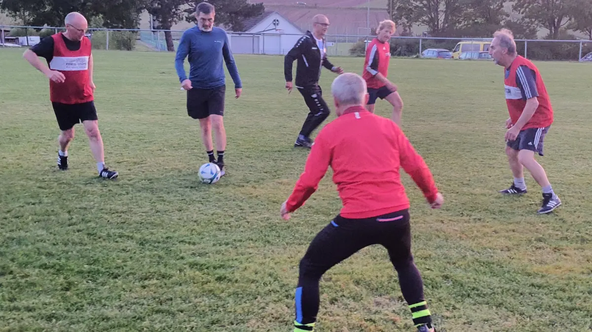 Kein Durchkommen, die Abwehr „steht“: Walking Football in Wendelsheim
