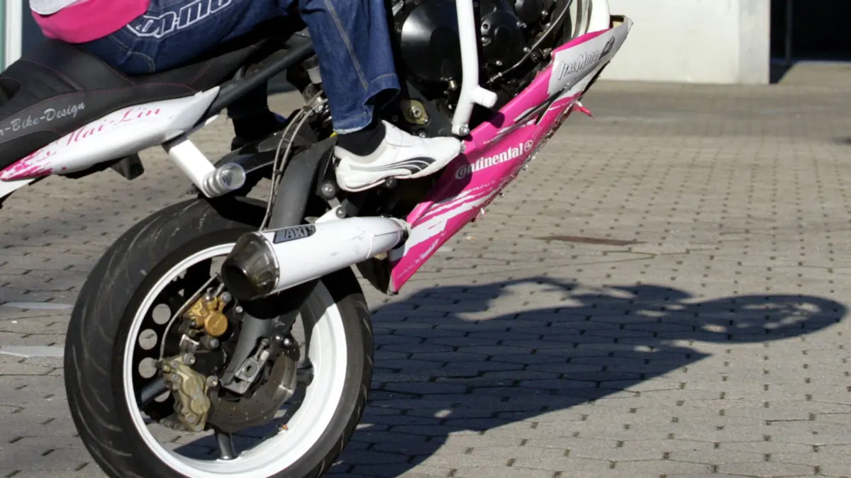 Biker macht Wheelie und kommt zu Fall: Wheelies mit dem Motorrad (zu dpa: «22-Jähriger verletzt sich schwer bei Motorradtrick»)