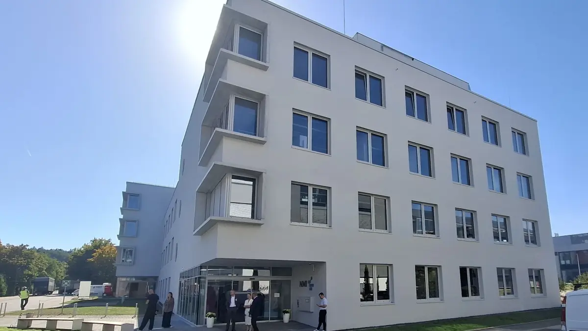 Der vordere neue Gebäudeteil im Gewerbegebiet Mark-West ist für das NMI, der hintere gehört zum Technologiepark TTR.