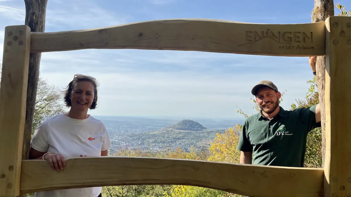 Tourismusbeauftragte der Gemeinde Eningen, Stefanie Moro, und Forstanwärter Kai Groß am neuen Foto-Spot auf der Eninger Weide.