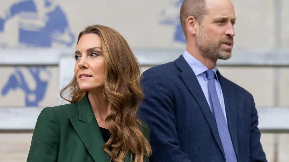 BRITAIN-ROYALS-RUGBYL-CHARITY: Britain's Prince William (R), Prince of Wales and Britain's Catherine (L), Princess of Wales pay a visit to the home of the Leeds Rhinos rugby league team at AMT Headingley Rugby Stadium in Leeds, northern England on September 29, 2026, to learn how the Leeds Rhinos Foundation is changing lives through sport. (Photo by James Glossop / POOL / AFP)