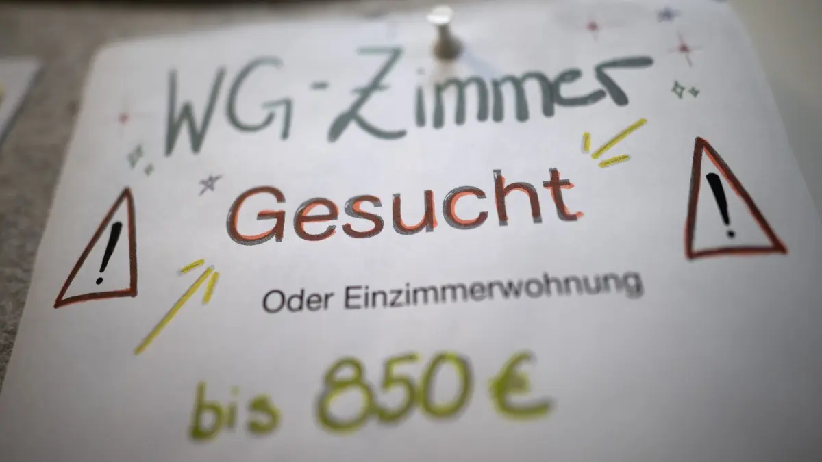 Studentisches Wohnen in Berlin mit am teuersten: Ein Aushang für die Suche eines WG-Zimmers hängt in der Freien Universität Berlin. (zu dpa: «Studentisches Wohnen in Berlin: Nur München ist teurer»)