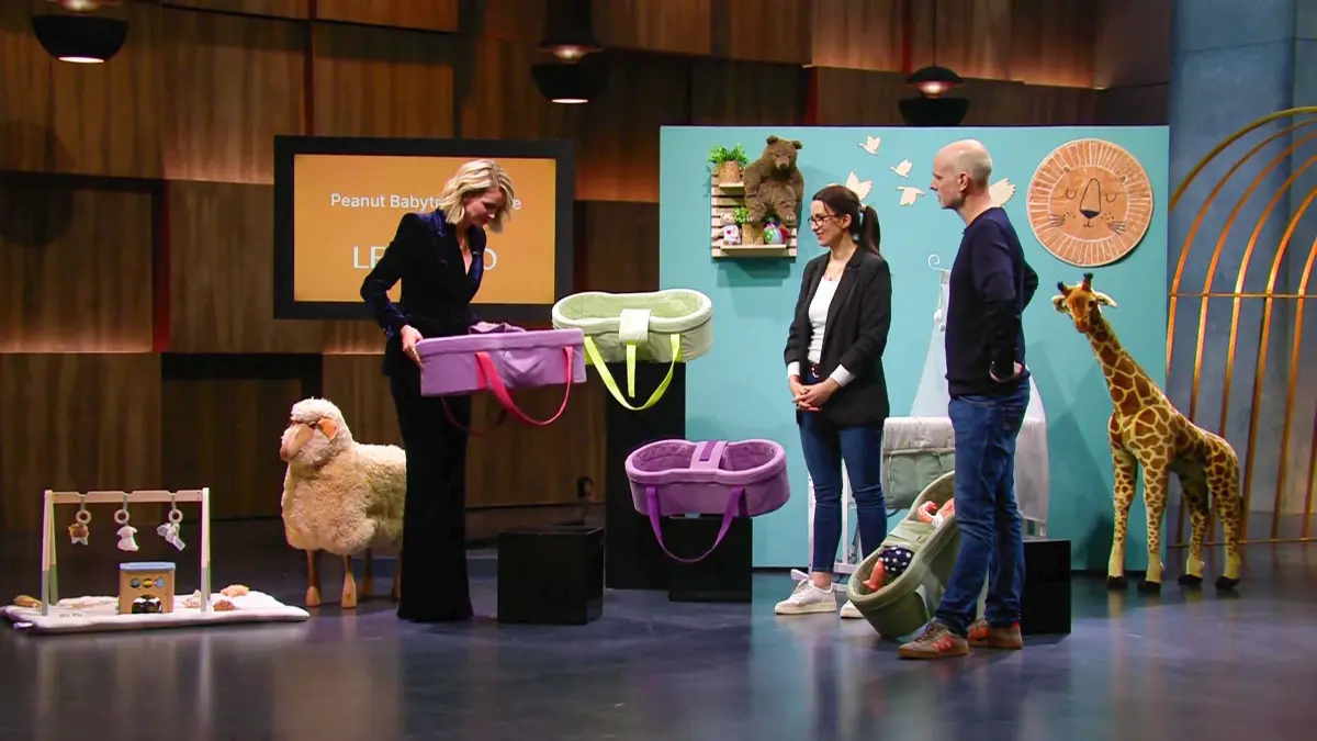 Katharina Schroth und Caspar Schroth präsentieren ihre Peanut Baby Tragetasche.