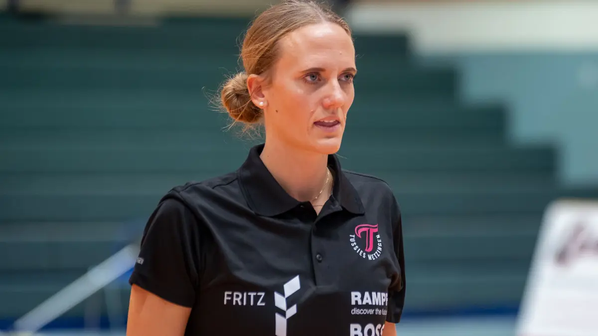 HSV Solingen Graefrath 76 vs. TuS Metzingen, DHB Pokal Frauen, 02. Runde, Saison 2026/2027, 30.09.2026: Miriam Hirsch (TuS Metzingen, Trainerin) verlaesst nach der Niederlage enttaeuscht die Halle.
HSV Solingen Graefrath 76 vs. TuS Metzingen, DHB Pokal Frauen, 02. Runde, Saison 2026/2027, 30.09.2026
Foto: Eibner-Pressefoto/Thomas Haesler